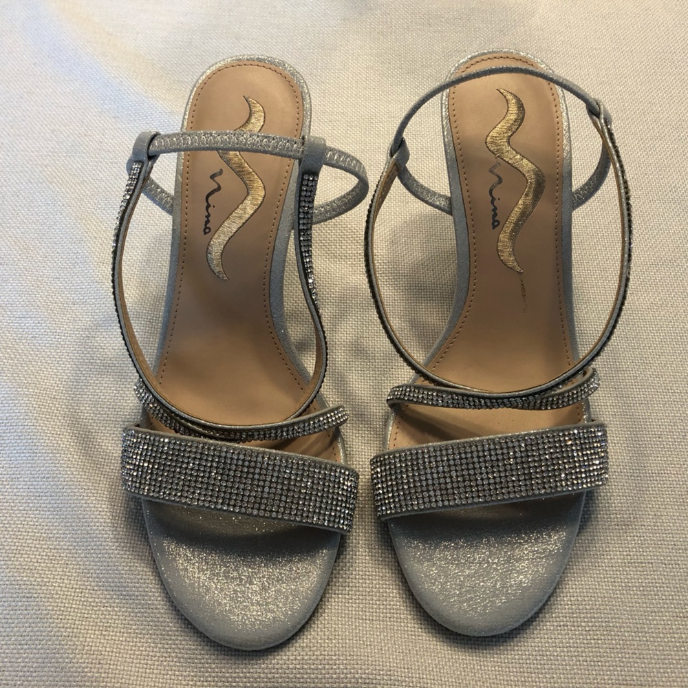 NWOT Nina brand silver sparkly rhinestone dress heels size 8